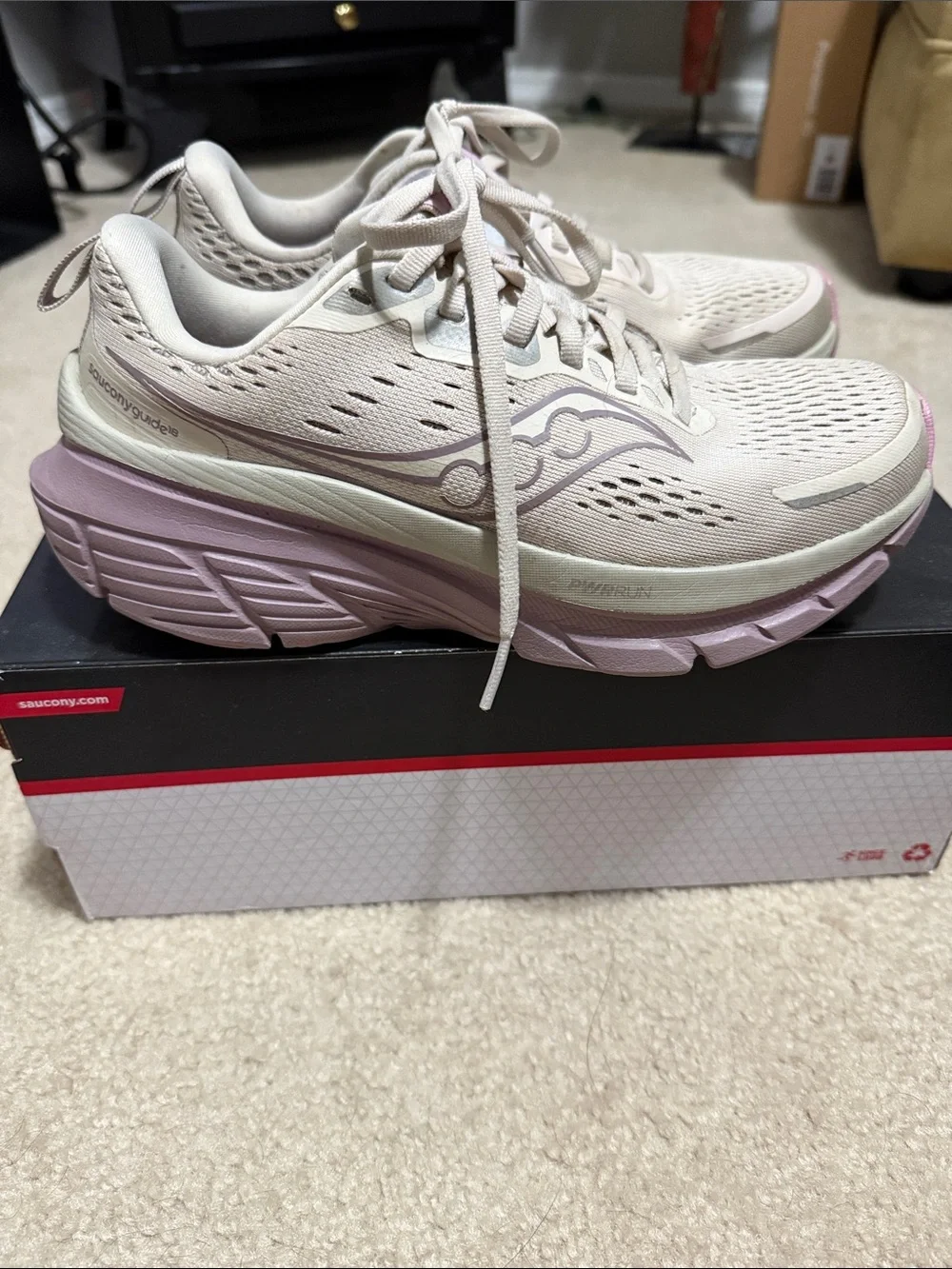 Saucony Women’s Guide 18 size 6 wide Cushioning Running Shoes